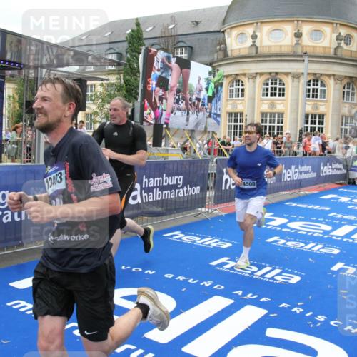 29.06.2025 - hella hamburg halbmarathon Michael Strokosch http://msf.ph/oto/8260976 29.06.2025 10:51:36 Ziel 1335, 5008, 7943, 10691, 13327, 13403, 17131, 19007 meine-sportfotos.de