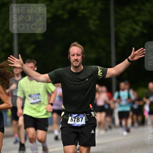 29.06.2025 - hella hamburg halbmarathon Dr. Thomas Lammeyer http://msf.ph/oto/8260982 29.06.2025 10:35:15 Kennedybrücke 1059, 1097, 1472, 1547, 1979, 2414, 2754, 2755, 2914, 3281, 3443, 4561, 4817, 5437, 5943, 6057, 6078, 6195, 6546, 6616, 6725, 6787, 7120, 7604, 7772, 8050, 8812, 8941, 10586 meine-sportfotos.de