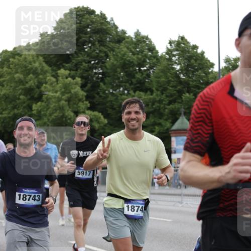 29.06.2025 - hella hamburg halbmarathon Jannik Wohlers http://msf.ph/oto/8261001 29.06.2025 10:32:45 Lombardsbrücke 1324, 1764, 2038, 2054, 2085, 2838, 2959, 3391, 3871, 4030, 4096, 4445, 4555, 4650, 5110, 5180, 5581, 5917, 6773, 7982, 8595, 9143, 9289, 9471, 9768, 11229, 11260, 11713, 11826, 12039, 12812, 12813, 13339, 14085, 14305, 14743, 15091, 15815, 15885, 15951, 15957, 15964, 16246, 16270, 16391, 17135, 17157, 17317, 17417, 18191, 18409, 18742, 18743, 18951, 19213 meine-sportfotos.de