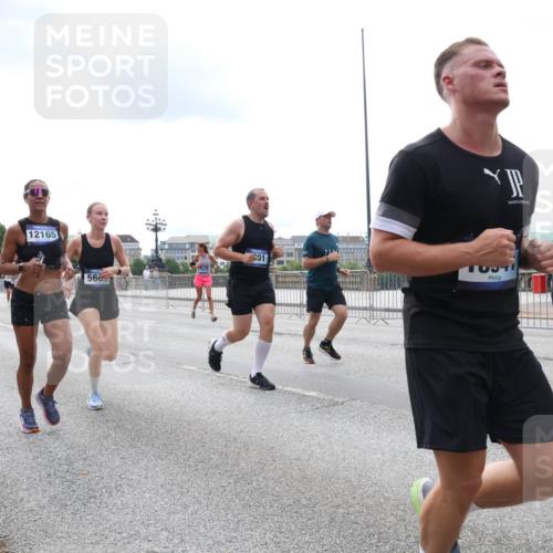 29.06.2025 - hella hamburg halbmarathon Lena Gebhardt http://msf.ph/oto/8261003 29.06.2025 10:34:28 Lombardsbrücke 1025, 1672, 1705, 1787, 2023, 2265, 2412, 2464, 2496, 2510, 2511, 2526, 2801, 2933, 3130, 3145, 3420, 3829, 3848, 4540, 4807, 4824, 4826, 5453, 5584, 5609, 6034, 6105, 6171, 6329, 6571, 6574, 6843, 7324, 7329, 7386, 7644, 7733, 8277, 8349, 8705, 8965, 9122, 9164, 9379, 9448, 9514, 10335, 10360, 10564, 10674, 11245, 11872, 12164, 13957, 15477, 16238, 16311, 16390, 16682, 16919, 17230, 18158, 18941 meine-sportfotos.de