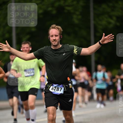 29.06.2025 - hella hamburg halbmarathon Dr. Thomas Lammeyer http://msf.ph/oto/8261022 29.06.2025 10:35:15 Kennedybrücke 1059, 1097, 1472, 1547, 1979, 2414, 2754, 2755, 2914, 3281, 3443, 4561, 4817, 5437, 5943, 6057, 6078, 6195, 6546, 6616, 6725, 6787, 7120, 7604, 7772, 8050, 8812, 8941, 10586 meine-sportfotos.de