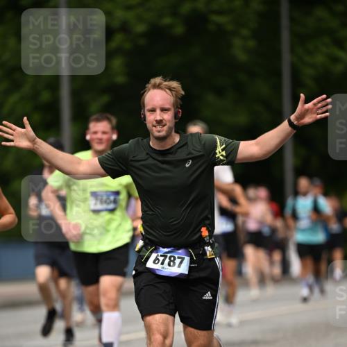 29.06.2025 - hella hamburg halbmarathon Dr. Thomas Lammeyer http://msf.ph/oto/8261046 29.06.2025 10:35:15 Kennedybrücke 1059, 1097, 1472, 1547, 1979, 2414, 2754, 2755, 2914, 3281, 3443, 4561, 4817, 5437, 5943, 6057, 6078, 6195, 6546, 6616, 6725, 6787, 7120, 7604, 7772, 8050, 8812, 8941, 10586 meine-sportfotos.de