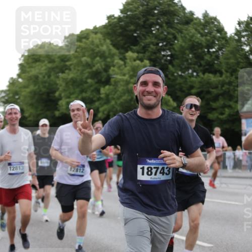 29.06.2025 - hella hamburg halbmarathon Jannik Wohlers http://msf.ph/oto/8261048 29.06.2025 10:32:45 Lombardsbrücke 1324, 1764, 2038, 2054, 2085, 2838, 2959, 3391, 3871, 4030, 4096, 4445, 4555, 4650, 5110, 5180, 5581, 5917, 6773, 7982, 8595, 9143, 9289, 9471, 9768, 11229, 11260, 11713, 11826, 12039, 12812, 12813, 13339, 14085, 14305, 14743, 15091, 15815, 15885, 15951, 15957, 15964, 16246, 16270, 16391, 17135, 17157, 17317, 17417, 18191, 18409, 18742, 18743, 18951, 19213 meine-sportfotos.de