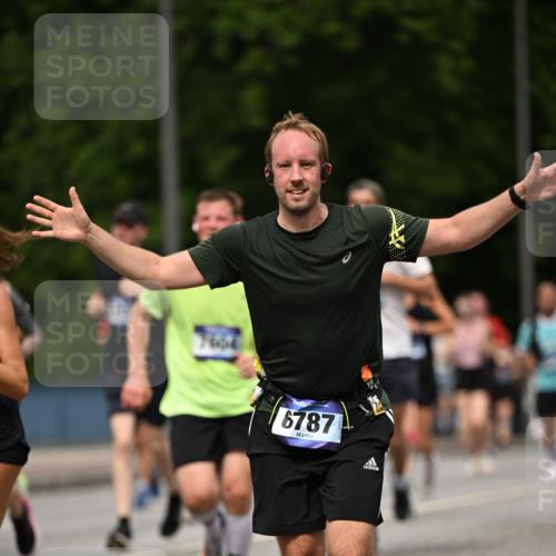 29.06.2025 - hella hamburg halbmarathon Dr. Thomas Lammeyer http://msf.ph/oto/8261075 29.06.2025 10:35:15 Kennedybrücke 1059, 1097, 1472, 1547, 1979, 2414, 2754, 2755, 2914, 3281, 3443, 4561, 4817, 5437, 5943, 6057, 6078, 6195, 6546, 6616, 6725, 6787, 7120, 7604, 7772, 8050, 8812, 8941, 10586 meine-sportfotos.de
