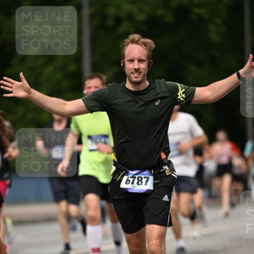29.06.2025 - hella hamburg halbmarathon Dr. Thomas Lammeyer http://msf.ph/oto/8261107 29.06.2025 10:35:15 Kennedybrücke 1059, 1097, 1472, 1547, 1979, 2414, 2754, 2755, 2914, 3281, 3443, 4561, 4817, 5437, 5943, 6057, 6078, 6195, 6546, 6616, 6725, 6787, 7120, 7604, 7772, 8050, 8812, 8941, 10586 meine-sportfotos.de
