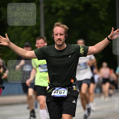 29.06.2025 - hella hamburg halbmarathon Dr. Thomas Lammeyer http://msf.ph/oto/8261125 29.06.2025 10:35:15 Kennedybrücke 1059, 1097, 1472, 1547, 1979, 2414, 2754, 2755, 2914, 3281, 3443, 4561, 4817, 5437, 5943, 6057, 6078, 6195, 6546, 6616, 6725, 6787, 7120, 7604, 7772, 8050, 8812, 8941, 10586 meine-sportfotos.de