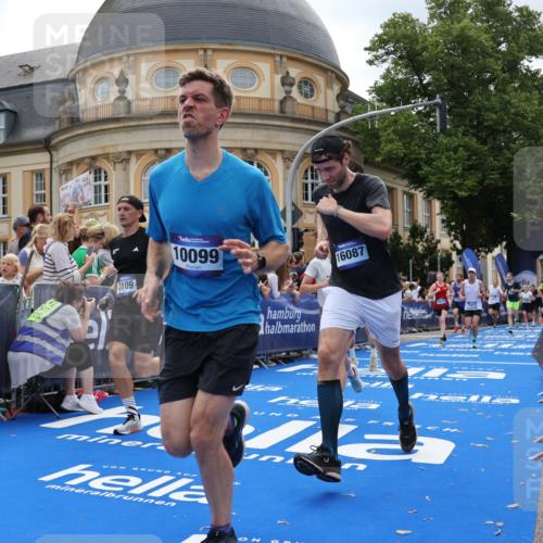 29.06.2025 - hella hamburg halbmarathon Strokosch-Dieckow http://msf.ph/oto/8261135 29.06.2025 10:43:21 Ziel 2653, 3109, 3124, 3146, 3928, 5436, 5506, 8664, 9931, 10099, 10237, 13348, 15921, 16314, 16720, 16997, 17391, 18274, 18942, 18987, 19009, 19051 meine-sportfotos.de
