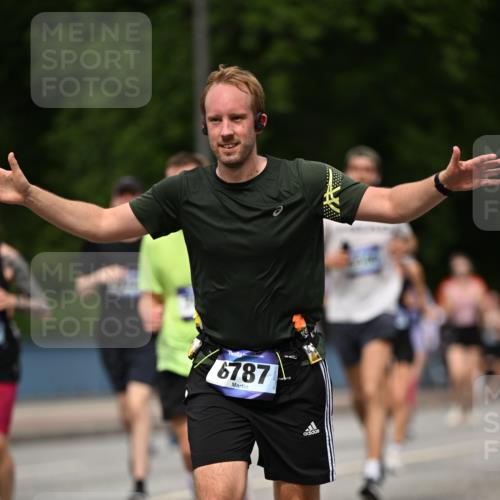 29.06.2025 - hella hamburg halbmarathon Dr. Thomas Lammeyer http://msf.ph/oto/8261155 29.06.2025 10:35:15 Kennedybrücke 1059, 1097, 1472, 1547, 1979, 2414, 2754, 2755, 2914, 3281, 3443, 4561, 4817, 5437, 5943, 6057, 6078, 6195, 6546, 6616, 6725, 6787, 7120, 7604, 7772, 8050, 8812, 8941, 10586 meine-sportfotos.de