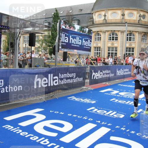 29.06.2025 - hella hamburg halbmarathon Michael Strokosch http://msf.ph/oto/8261210 29.06.2025 10:51:38 Ziel 1335, 5008, 10691, 13327, 13403, 14012, 19007, 19020 meine-sportfotos.de