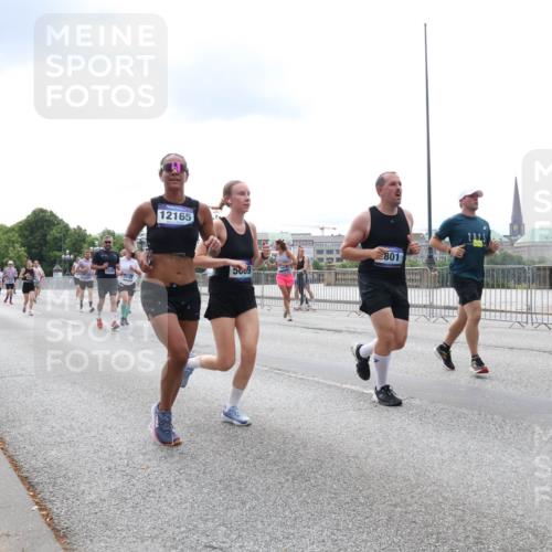 29.06.2025 - hella hamburg halbmarathon Lena Gebhardt http://msf.ph/oto/8261273 29.06.2025 10:34:29 Lombardsbrücke 1025, 1672, 1705, 1787, 2023, 2265, 2412, 2464, 2496, 2510, 2511, 2526, 2801, 2933, 3130, 3145, 3420, 3829, 3848, 4540, 4807, 4824, 4826, 5453, 5609, 6034, 6105, 6171, 6329, 6571, 6574, 6843, 7324, 7329, 7386, 7644, 7733, 8277, 8349, 8705, 8965, 9122, 9164, 9379, 9448, 9514, 10335, 10360, 10564, 10674, 11245, 11872, 12164, 12382, 13957, 15477, 16238, 16311, 16390, 16682, 16919, 17230, 18158, 18941 meine-sportfotos.de