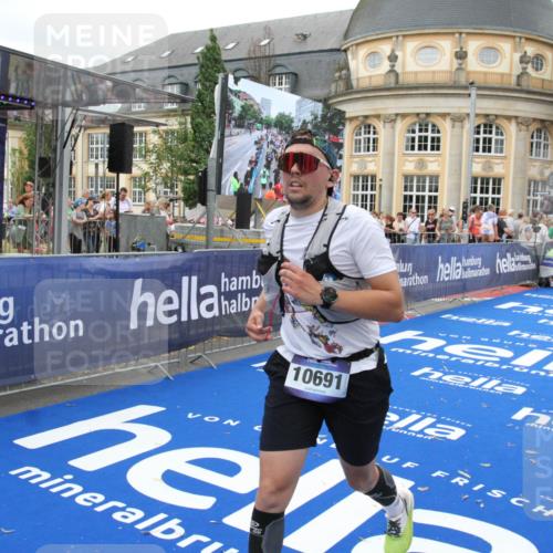 29.06.2025 - hella hamburg halbmarathon Michael Strokosch http://msf.ph/oto/8261311 29.06.2025 10:51:39 Ziel 1335, 5008, 10691, 13327, 14012, 14458, 19007, 19020 meine-sportfotos.de
