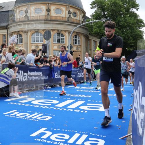 29.06.2025 - hella hamburg halbmarathon Strokosch-Dieckow http://msf.ph/oto/8261319 29.06.2025 10:43:25 Ziel 2653, 3109, 3124, 3146, 3928, 4080, 5124, 5436, 5506, 7635, 8664, 9931, 10237, 10246, 11648, 12623, 13348, 14484, 15921, 16338, 16720, 17391, 18274, 18513, 18775, 18810, 18942, 18987, 19009, 19051, 19229 meine-sportfotos.de