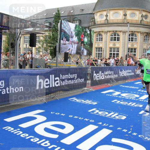 29.06.2025 - hella hamburg halbmarathon Michael Strokosch http://msf.ph/oto/8261353 29.06.2025 10:51:41 Ziel 5008, 10691, 13327, 14012, 14458, 15496, 19007, 19020 meine-sportfotos.de