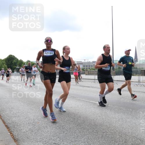 29.06.2025 - hella hamburg halbmarathon Lena Gebhardt http://msf.ph/oto/8261356 29.06.2025 10:34:29 Lombardsbrücke 1025, 1672, 1705, 1787, 2023, 2265, 2412, 2464, 2496, 2510, 2511, 2526, 2801, 2933, 3130, 3145, 3420, 3829, 3848, 4540, 4807, 4824, 4826, 5453, 5609, 6034, 6105, 6171, 6329, 6571, 6574, 6843, 7324, 7329, 7386, 7644, 7733, 8277, 8349, 8705, 8965, 9122, 9164, 9379, 9448, 9514, 10335, 10360, 10564, 10674, 11245, 11872, 12164, 12382, 13957, 15477, 16238, 16311, 16390, 16682, 16919, 17230, 18158, 18941 meine-sportfotos.de