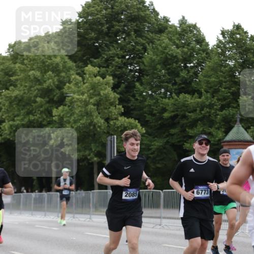 29.06.2025 - hella hamburg halbmarathon Jannik Wohlers http://msf.ph/oto/8261382 29.06.2025 10:32:49 Lombardsbrücke 1324, 1764, 2038, 2054, 2085, 2838, 2959, 3341, 3871, 4030, 4096, 4445, 4650, 5180, 5581, 5917, 6773, 8595, 9289, 9591, 9592, 9780, 11229, 11260, 11713, 11826, 12039, 12812, 12813, 13339, 14085, 14305, 14743, 15091, 15815, 15885, 15951, 15957, 15964, 16246, 16270, 16391, 17135, 18191, 18409, 18742, 18743, 18951 meine-sportfotos.de