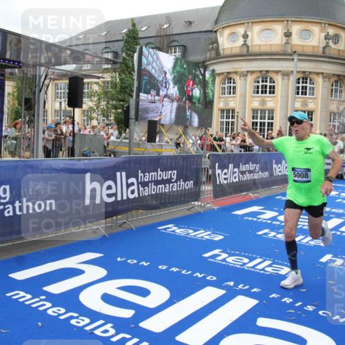29.06.2025 - hella hamburg halbmarathon Michael Strokosch http://msf.ph/oto/8261411 29.06.2025 10:51:41 Ziel 5008, 10691, 13327, 14012, 14458, 15496, 19007, 19020 meine-sportfotos.de