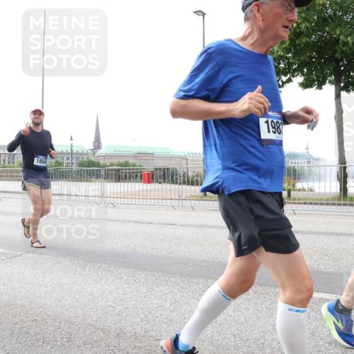 29.06.2025 - hella hamburg halbmarathon Lena Gebhardt http://msf.ph/oto/8261437 29.06.2025 10:46:00 Lombardsbrücke 1004, 1033, 1060, 1085, 1100, 1104, 1421, 1426, 1532, 1555, 1854, 1867, 1868, 1983, 2008, 2398, 2423, 2522, 2550, 2657, 2664, 2773, 2813, 2917, 2951, 2954, 2965, 2973, 3410, 4104, 4119, 4223, 4224, 4317, 4388, 4572, 5044, 5635, 5697, 5703, 5769, 5770, 5854, 5892, 6133, 6333, 6392, 6623, 7268, 7356, 7605, 7894, 7960, 7983, 8047, 8745, 9120, 9121, 9129, 9337, 9426, 9445, 10327, 10329, 10367, 10511, 11358, 11361, 11876, 11910, 12298, 12507 meine-sportfotos.de