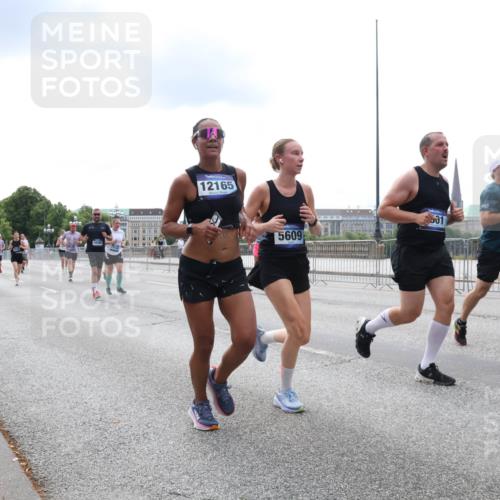 29.06.2025 - hella hamburg halbmarathon Lena Gebhardt http://msf.ph/oto/8261504 29.06.2025 10:34:29 Lombardsbrücke 1025, 1672, 1705, 1787, 2023, 2265, 2412, 2464, 2496, 2510, 2511, 2526, 2801, 2933, 3130, 3145, 3420, 3829, 3848, 4540, 4807, 4824, 4826, 5453, 5609, 6034, 6105, 6171, 6329, 6571, 6574, 6843, 7324, 7329, 7386, 7644, 7733, 8277, 8349, 8705, 8965, 9122, 9164, 9379, 9448, 9514, 10335, 10360, 10564, 10674, 11245, 11872, 12164, 12382, 13957, 15477, 16238, 16311, 16390, 16682, 16919, 17230, 18158, 18941 meine-sportfotos.de