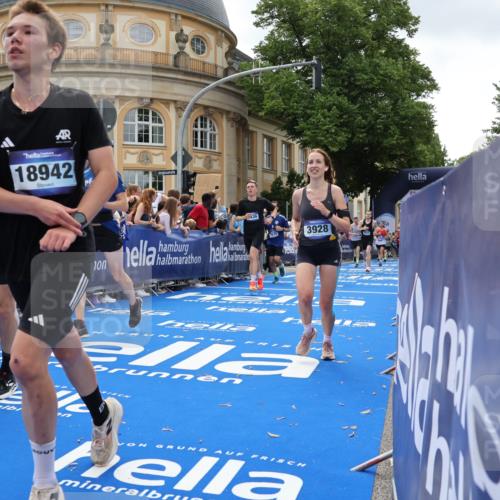 29.06.2025 - hella hamburg halbmarathon Strokosch-Dieckow http://msf.ph/oto/8261670 29.06.2025 10:43:28 Ziel 2653, 3928, 4080, 5124, 5436, 5506, 7635, 8664, 9931, 10237, 10246, 11648, 12623, 13348, 13996, 14484, 16338, 16720, 17391, 18513, 18775, 18810, 18942, 18987, 19009, 19051, 19229 meine-sportfotos.de
