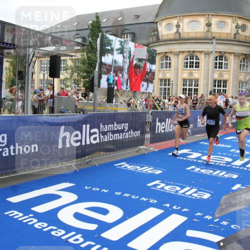 29.06.2025 - hella hamburg halbmarathon Michael Strokosch http://msf.ph/oto/8261690 29.06.2025 10:51:44 Ziel 5008, 6286, 13327, 14012, 14458, 15496, 15831, 15899, 19007, 19020 meine-sportfotos.de