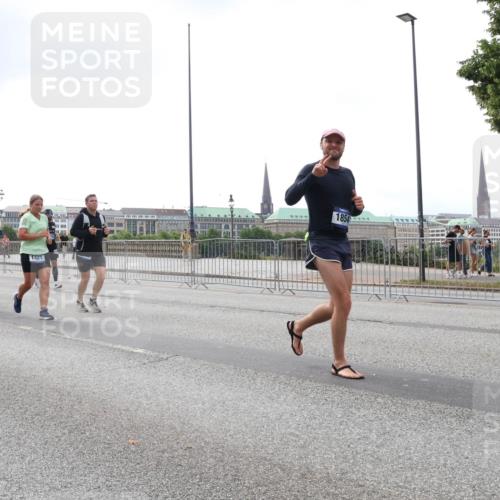 29.06.2025 - hella hamburg halbmarathon Lena Gebhardt http://msf.ph/oto/8261763 29.06.2025 10:46:01 Lombardsbrücke 1004, 1033, 1060, 1085, 1100, 1104, 1421, 1426, 1429, 1465, 1532, 1555, 1854, 1867, 1868, 1983, 2008, 2398, 2423, 2522, 2550, 2773, 2813, 2917, 2951, 2954, 2965, 2973, 3410, 4104, 4119, 4223, 4317, 4388, 4572, 5044, 5635, 5697, 5703, 5769, 5770, 5854, 5892, 6068, 6133, 6333, 6392, 6623, 7268, 7356, 7605, 7894, 7960, 7983, 8047, 8745, 9120, 9121, 9129, 9337, 9426, 9445, 10327, 10329, 10367, 10511, 11358, 11361, 11876, 11910, 12298, 12507 meine-sportfotos.de