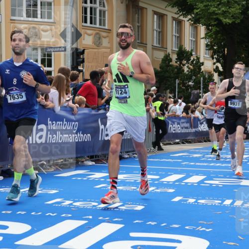 29.06.2025 - hella hamburg halbmarathon Strokosch-Dieckow http://msf.ph/oto/8261802 29.06.2025 10:43:30 Ziel 2653, 3116, 3928, 4080, 5124, 5436, 5506, 7635, 8664, 9931, 10237, 10246, 11648, 12623, 13996, 14484, 14690, 16338, 17391, 17912, 18513, 18775, 18810, 18942, 19009, 19051, 19229 meine-sportfotos.de