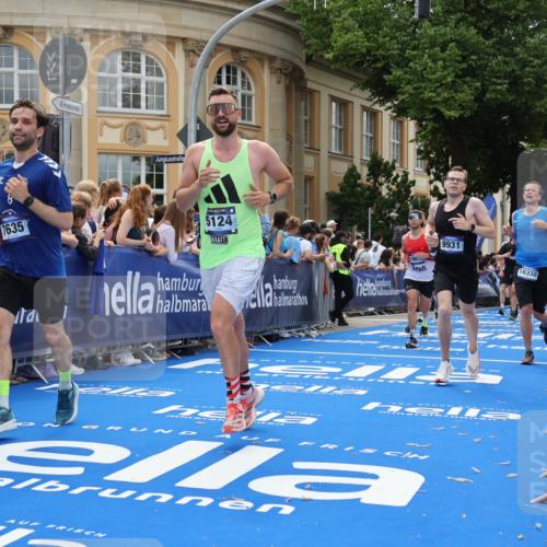 29.06.2025 - hella hamburg halbmarathon Strokosch-Dieckow http://msf.ph/oto/8261826 29.06.2025 10:43:31 Ziel 3116, 3928, 4080, 5124, 5436, 5506, 7635, 8664, 9931, 10237, 10246, 11648, 12623, 13996, 14484, 14690, 16338, 17391, 17912, 18449, 18513, 18775, 18810, 18942, 19051, 19229 meine-sportfotos.de