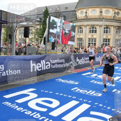 29.06.2025 - hella hamburg halbmarathon Michael Strokosch http://msf.ph/oto/8261930 29.06.2025 10:51:45 Ziel 6286, 7224, 8819, 13327, 14012, 14458, 15496, 15727, 15831, 15899, 17682, 19020, 19053 meine-sportfotos.de