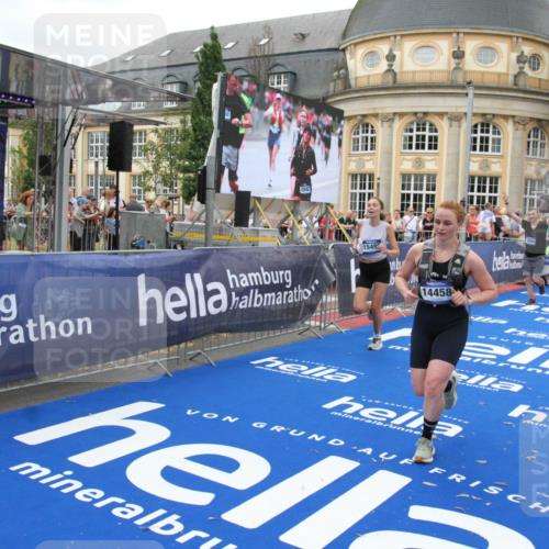 29.06.2025 - hella hamburg halbmarathon Michael Strokosch http://msf.ph/oto/8261976 29.06.2025 10:51:46 Ziel 2396, 6286, 7224, 8710, 8819, 12224, 14012, 14458, 15496, 15727, 15831, 15899, 17682, 19020, 19053 meine-sportfotos.de