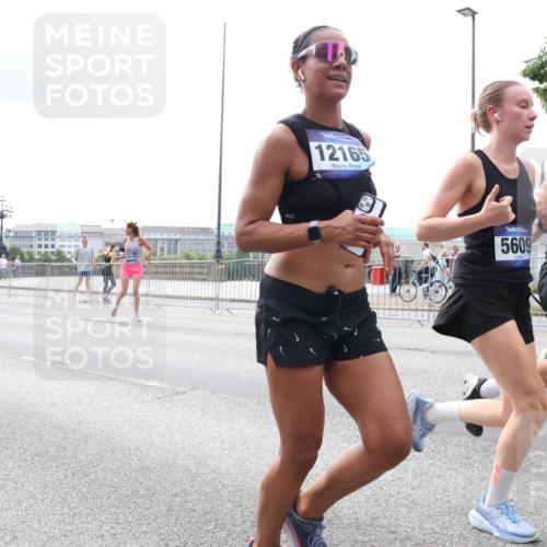 29.06.2025 - hella hamburg halbmarathon Lena Gebhardt http://msf.ph/oto/8261984 29.06.2025 10:34:30 Lombardsbrücke 1025, 1672, 2023, 2265, 2412, 2464, 2496, 2510, 2511, 2526, 2801, 2933, 3130, 3145, 3420, 3829, 3848, 4540, 4824, 4826, 5453, 5609, 6034, 6105, 6171, 6329, 6571, 6574, 6843, 7020, 7324, 7329, 7386, 7644, 7733, 8277, 8349, 8705, 8965, 9122, 9164, 9379, 9448, 9514, 10335, 10360, 10564, 10674, 11122, 11245, 11872, 12164, 12382, 13957, 15477, 16238, 16311, 16390, 16682, 16919, 17230, 18158, 18941 meine-sportfotos.de