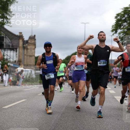 29.06.2025 - hella hamburg halbmarathon Yannick Fuchs http://msf.ph/oto/8261990 29.06.2025 10:48:40 20KM 1125, 1327, 1410, 1496, 1506, 1628, 2119, 2474, 2561, 2771, 2884, 2955, 3041, 3177, 3652, 3791, 3794, 3861, 3945, 4029, 4189, 4231, 4938, 5319, 6082, 6084, 6433, 6443, 6581, 6587, 6723, 8449, 8487, 8514, 8698, 8772, 8973, 9012, 9060, 9227, 10191, 10192, 10263, 10266, 10368, 10376, 11184, 11333, 11499, 11747, 11797, 11799, 11976, 12186, 12489, 12961, 13297, 13988, 14036, 14175, 14592, 14638, 14660, 14948, 15389, 15408, 15524, 15879, 16047, 17842, 18380 meine-sportfotos.de
