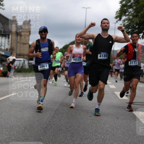 29.06.2025 - hella hamburg halbmarathon Yannick Fuchs http://msf.ph/oto/8262024 29.06.2025 10:48:40 20KM 1125, 1327, 1410, 1496, 1506, 1628, 2119, 2474, 2561, 2771, 2884, 2955, 3041, 3177, 3652, 3791, 3794, 3861, 3945, 4029, 4189, 4231, 4938, 5319, 6082, 6084, 6433, 6443, 6581, 6587, 6723, 8449, 8487, 8514, 8698, 8772, 8973, 9012, 9060, 9227, 10191, 10192, 10263, 10266, 10368, 10376, 11184, 11333, 11499, 11747, 11797, 11799, 11976, 12186, 12489, 12961, 13297, 13988, 14036, 14175, 14592, 14638, 14660, 14948, 15389, 15408, 15524, 15879, 16047, 17842, 18380 meine-sportfotos.de