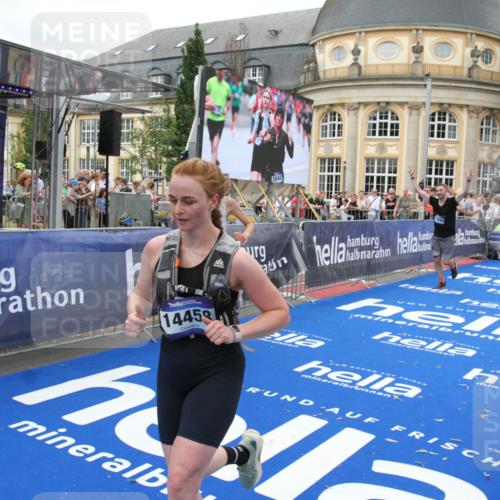 29.06.2025 - hella hamburg halbmarathon Michael Strokosch http://msf.ph/oto/8262087 29.06.2025 10:51:46 Ziel 2396, 6286, 7224, 8710, 8819, 12224, 14012, 14458, 15496, 15727, 15831, 15899, 17682, 19020, 19053 meine-sportfotos.de