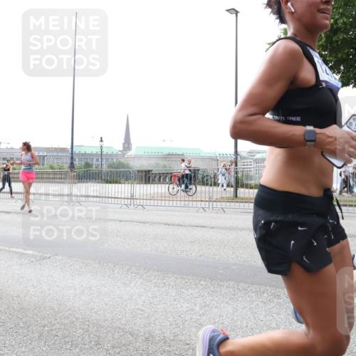 29.06.2025 - hella hamburg halbmarathon Lena Gebhardt http://msf.ph/oto/8262111 29.06.2025 10:34:30 Lombardsbrücke 1025, 1672, 2023, 2265, 2412, 2464, 2496, 2510, 2511, 2526, 2801, 2933, 3130, 3145, 3420, 3829, 3848, 4540, 4824, 4826, 5453, 5609, 6034, 6105, 6171, 6329, 6571, 6574, 6843, 7020, 7324, 7329, 7386, 7644, 7733, 8277, 8349, 8705, 8965, 9122, 9164, 9379, 9448, 9514, 10335, 10360, 10564, 10674, 11122, 11245, 11872, 12164, 12382, 13957, 15477, 16238, 16311, 16390, 16682, 16919, 17230, 18158, 18941 meine-sportfotos.de
