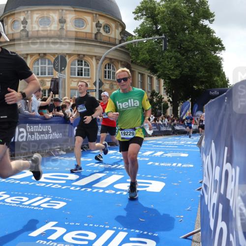 29.06.2025 - hella hamburg halbmarathon Strokosch-Dieckow http://msf.ph/oto/8262118 29.06.2025 10:43:35 Ziel 3116, 4080, 4318, 5124, 5436, 6903, 7635, 9114, 9931, 10246, 11648, 12623, 13421, 13996, 14201, 14210, 14484, 14690, 15328, 15932, 16338, 17912, 18449, 18513, 18775, 18810, 19229 meine-sportfotos.de