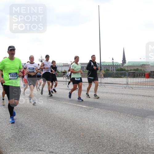 29.06.2025 - hella hamburg halbmarathon Lena Gebhardt http://msf.ph/oto/8262134 29.06.2025 10:46:02 Lombardsbrücke 1004, 1033, 1060, 1085, 1100, 1104, 1421, 1426, 1429, 1465, 1532, 1555, 1854, 1867, 1868, 1983, 2008, 2398, 2423, 2522, 2550, 2773, 2813, 2917, 2951, 2954, 2965, 3410, 4104, 4119, 4223, 4317, 4388, 4572, 5044, 5635, 5697, 5703, 5769, 5770, 5854, 5892, 6068, 6133, 6333, 6392, 6623, 7268, 7356, 7368, 7374, 7605, 7894, 7960, 7983, 8047, 8745, 9120, 9121, 9129, 9337, 9426, 9445, 10327, 10329, 10367, 10511, 11358, 11361, 11876, 11910, 12298, 12333, 12507, 12522 meine-sportfotos.de