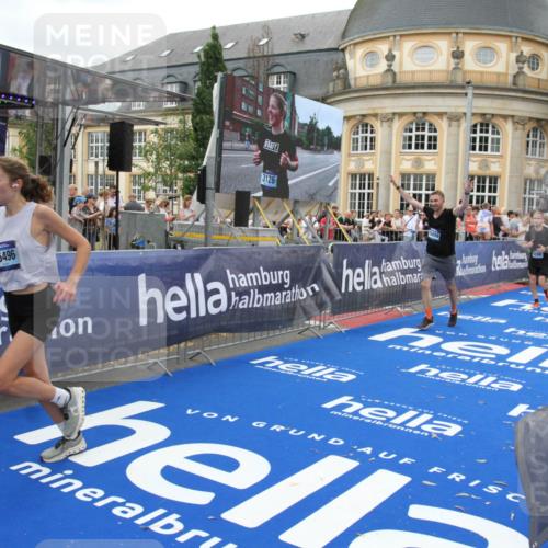29.06.2025 - hella hamburg halbmarathon Michael Strokosch http://msf.ph/oto/8262147 29.06.2025 10:51:47 Ziel 2396, 6286, 7224, 8710, 8819, 12224, 14012, 14458, 15496, 15727, 15831, 15899, 16907, 17682, 19020, 19053 meine-sportfotos.de