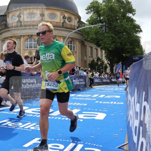 29.06.2025 - hella hamburg halbmarathon Strokosch-Dieckow http://msf.ph/oto/8262159 29.06.2025 10:43:35 Ziel 3116, 4080, 4318, 5124, 5436, 6903, 7635, 9114, 9931, 10246, 11648, 12623, 13421, 13996, 14201, 14210, 14484, 14690, 15328, 15932, 16338, 17912, 18449, 18513, 18775, 18810, 19229 meine-sportfotos.de