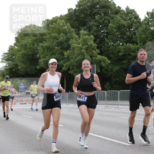 29.06.2025 - hella hamburg halbmarathon Jannik Wohlers http://msf.ph/oto/8262195 29.06.2025 10:32:55 Lombardsbrücke 1764, 1995, 2038, 2054, 2085, 2838, 3341, 3812, 4164, 4445, 5180, 5581, 5917, 6773, 7705, 8595, 9289, 9591, 9592, 9750, 9780, 11229, 11713, 11826, 12039, 12812, 12813, 13339, 14085, 15091, 15815, 15885, 15964, 16246, 16270, 16391, 17135, 18742, 18743, 18951 meine-sportfotos.de