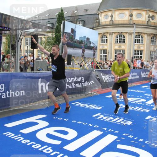29.06.2025 - hella hamburg halbmarathon Michael Strokosch http://msf.ph/oto/8262286 29.06.2025 10:51:48 Ziel 2396, 6286, 7224, 8710, 8819, 12224, 14458, 15427, 15496, 15727, 15831, 15899, 16907, 17682, 19053 meine-sportfotos.de