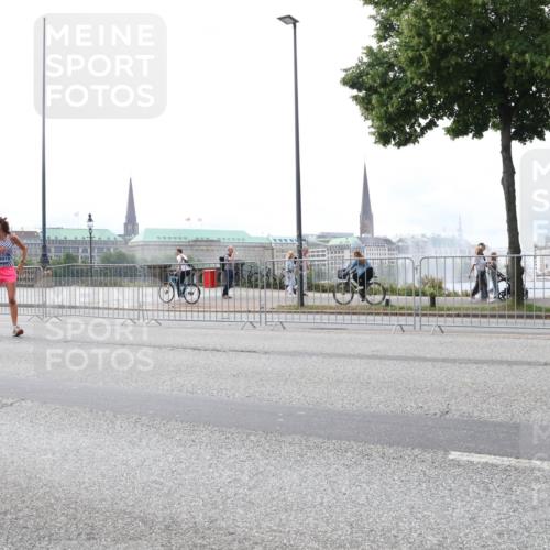 29.06.2025 - hella hamburg halbmarathon Lena Gebhardt http://msf.ph/oto/8262333 29.06.2025 10:34:31 Lombardsbrücke 1025, 1672, 2023, 2265, 2412, 2464, 2496, 2510, 2511, 2801, 2933, 3130, 3145, 3420, 3829, 3848, 4540, 4824, 4826, 5453, 5609, 6034, 6105, 6171, 6329, 6571, 6574, 6843, 7020, 7324, 7329, 7386, 7644, 7733, 8277, 8349, 8705, 8965, 9122, 9164, 9379, 9448, 9514, 10335, 10360, 10564, 10674, 11122, 11245, 11872, 12164, 12382, 13957, 15477, 16238, 16311, 16390, 16682, 16919, 17230, 18158, 18941 meine-sportfotos.de