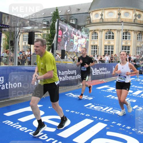 29.06.2025 - hella hamburg halbmarathon Michael Strokosch http://msf.ph/oto/8262399 29.06.2025 10:51:49 Ziel 2396, 6286, 7224, 8710, 8819, 9793, 12224, 15427, 15496, 15727, 15831, 15899, 16907, 17682, 19053 meine-sportfotos.de
