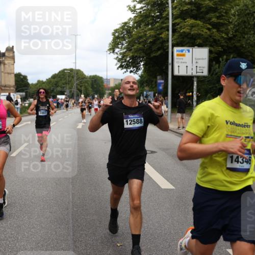 29.06.2025 - hella hamburg halbmarathon Yannick Fuchs http://msf.ph/oto/8262437 29.06.2025 10:36:28 20KM 1169, 1256, 1441, 1512, 1763, 1962, 2675, 5682, 5690, 5987, 6593, 6639, 7092, 7105, 7116, 8694, 9365, 10415, 11417, 12588, 13196, 13714, 14275, 14346, 15521, 15623, 15654, 15846, 15935, 16084, 16281, 17159, 17182, 17926, 18772, 19046 meine-sportfotos.de