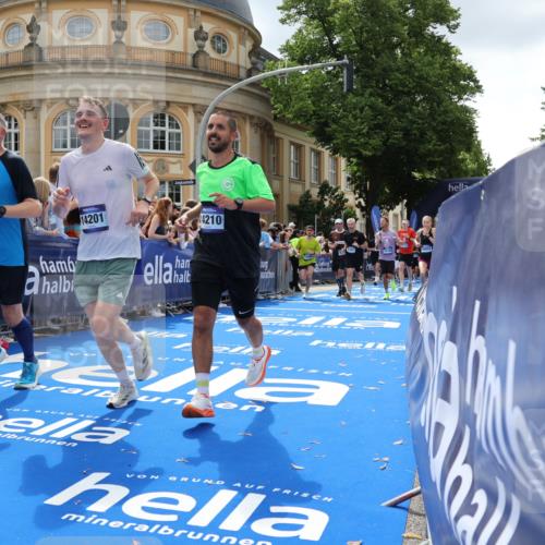 29.06.2025 - hella hamburg halbmarathon Strokosch-Dieckow http://msf.ph/oto/8262509 29.06.2025 10:43:44 Ziel 1976, 3116, 3437, 3697, 4318, 5624, 5692, 6903, 6991, 7185, 9043, 9114, 9159, 9374, 11153, 11778, 11848, 13421, 13897, 14201, 14210, 14861, 15328, 15512, 15932, 16062, 16105, 18449, 18650, 19090 meine-sportfotos.de