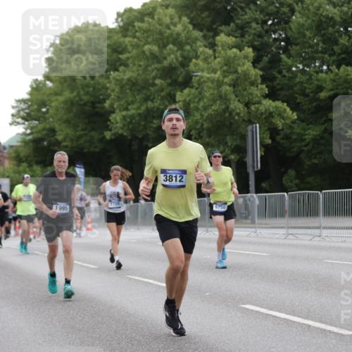 29.06.2025 - hella hamburg halbmarathon Jannik Wohlers http://msf.ph/oto/8262513 29.06.2025 10:32:59 Lombardsbrücke 1764, 1995, 2038, 2054, 2085, 2838, 3341, 3812, 4164, 4445, 6773, 7705, 8595, 8891, 9258, 9289, 9591, 9592, 9750, 9780, 11713, 11826, 13339, 15072, 15091, 15367, 15815, 15964, 16246, 16270, 16391, 17135 meine-sportfotos.de
