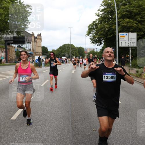 29.06.2025 - hella hamburg halbmarathon Yannick Fuchs http://msf.ph/oto/8262543 29.06.2025 10:36:28 20KM 1169, 1256, 1441, 1512, 1763, 1962, 2675, 5682, 5690, 5987, 6593, 6639, 7092, 7105, 7116, 8694, 9365, 10415, 11417, 12588, 13196, 13714, 14275, 14346, 15521, 15623, 15654, 15846, 15935, 16084, 16281, 17159, 17182, 17926, 18772, 19046 meine-sportfotos.de