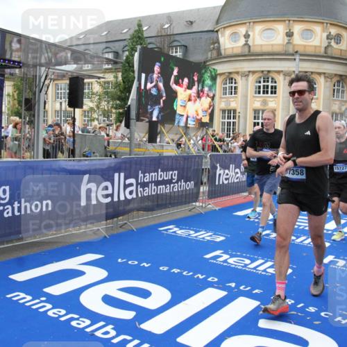 29.06.2025 - hella hamburg halbmarathon Michael Strokosch http://msf.ph/oto/8262569 29.06.2025 10:51:50 Ziel 2396, 6286, 7224, 8710, 8819, 9793, 9959, 12224, 15427, 15727, 15831, 15899, 16907, 17682, 19053, 19137 meine-sportfotos.de