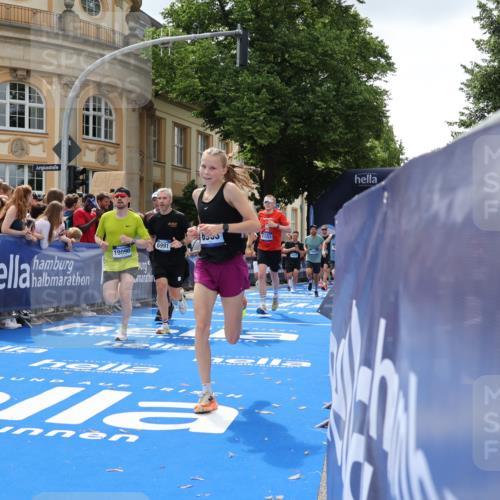 29.06.2025 - hella hamburg halbmarathon Strokosch-Dieckow http://msf.ph/oto/8262594 29.06.2025 10:43:45 Ziel 1976, 3437, 3697, 3907, 4318, 5624, 5692, 6903, 6991, 7185, 9043, 9114, 9159, 9374, 10493, 11153, 11778, 11809, 11848, 12966, 13421, 13897, 14201, 14210, 14861, 15328, 15512, 15932, 16062, 16105, 18449, 18650, 18678, 19090 meine-sportfotos.de