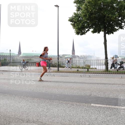 29.06.2025 - hella hamburg halbmarathon Lena Gebhardt http://msf.ph/oto/8262596 29.06.2025 10:34:32 Lombardsbrücke 1025, 1672, 2023, 2265, 2355, 2412, 2464, 2496, 2510, 2511, 2801, 2933, 3130, 3145, 3420, 3829, 3848, 4540, 4824, 4826, 5453, 5609, 6034, 6105, 6171, 6329, 6571, 6574, 6843, 7020, 7324, 7329, 7386, 7644, 7733, 8277, 8349, 8369, 8705, 8793, 8965, 9122, 9164, 9379, 9448, 9514, 10335, 10360, 10564, 10674, 11122, 11245, 11646, 11872, 12164, 12236, 12382, 13957, 15477, 16238, 16311, 16390, 16682, 16919, 17230, 18158, 18941 meine-sportfotos.de