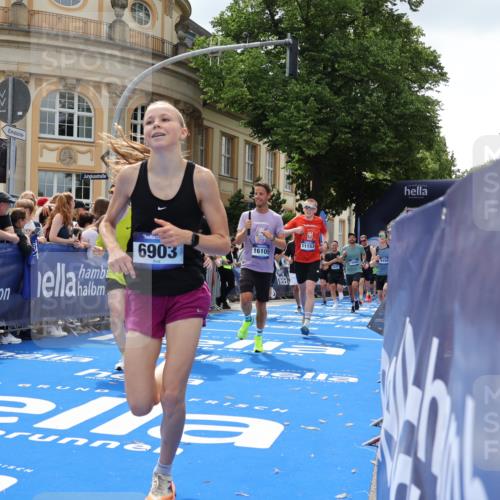 29.06.2025 - hella hamburg halbmarathon Strokosch-Dieckow http://msf.ph/oto/8262628 29.06.2025 10:43:46 Ziel 1976, 3437, 3697, 3907, 4318, 5624, 5692, 6903, 6991, 7185, 8145, 9043, 9114, 9159, 9374, 10493, 11153, 11778, 11809, 11848, 12966, 13421, 13897, 14201, 14210, 14861, 15328, 15512, 15932, 16062, 16105, 17376, 18650, 18678, 19090 meine-sportfotos.de